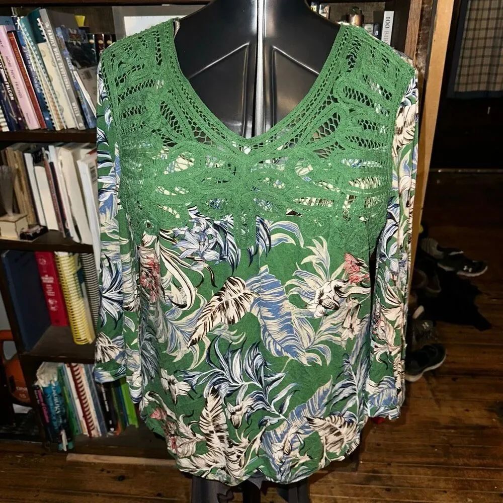 Daniel Rainn green lace neck floral L peasant blouse